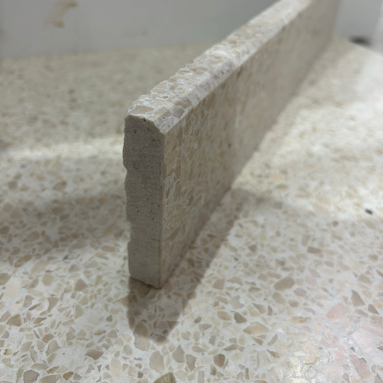 Terrazzo 7210 med lyst, beige mix Sokkelkant