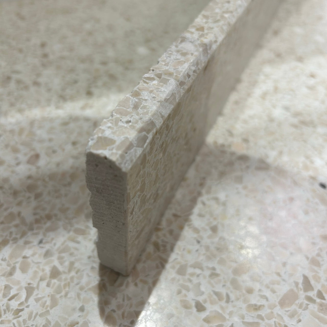 Terrazzo 7210 med lyst, beige mix Sokkelkant