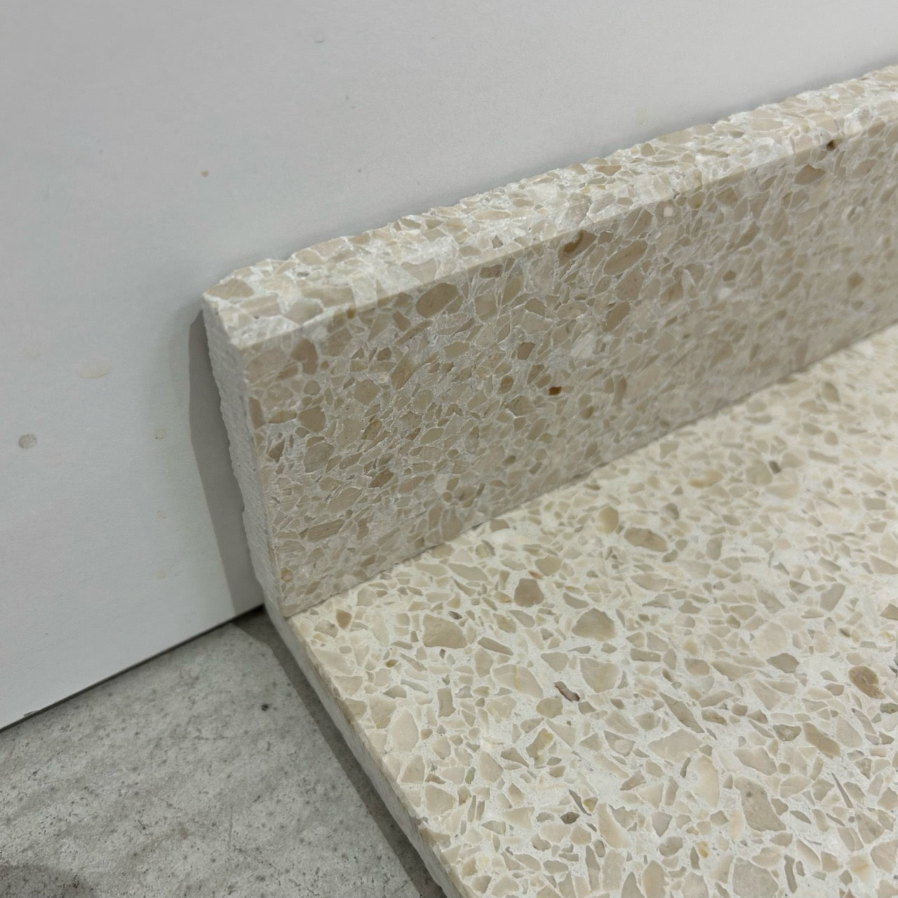 Terrazzo 7210 med lyst, beige mix Sokkelkant