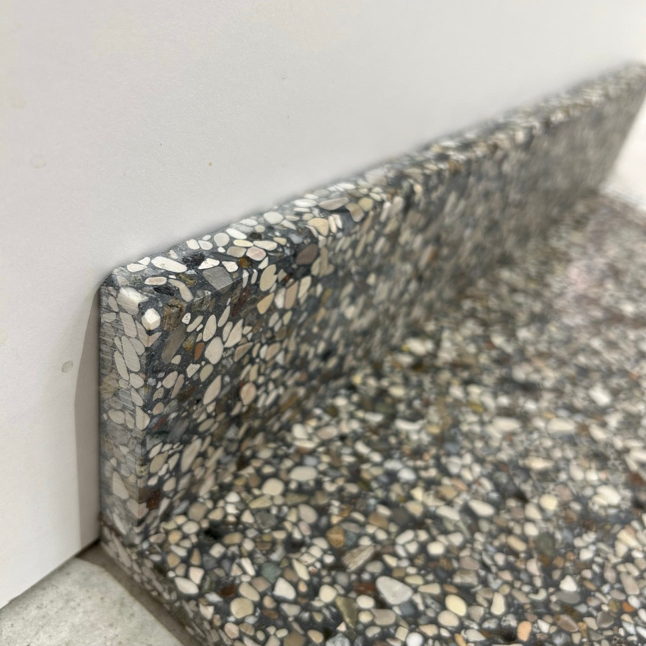 Terrazzo 9020 med gråligt og naturfarvet mix Sokkelkant