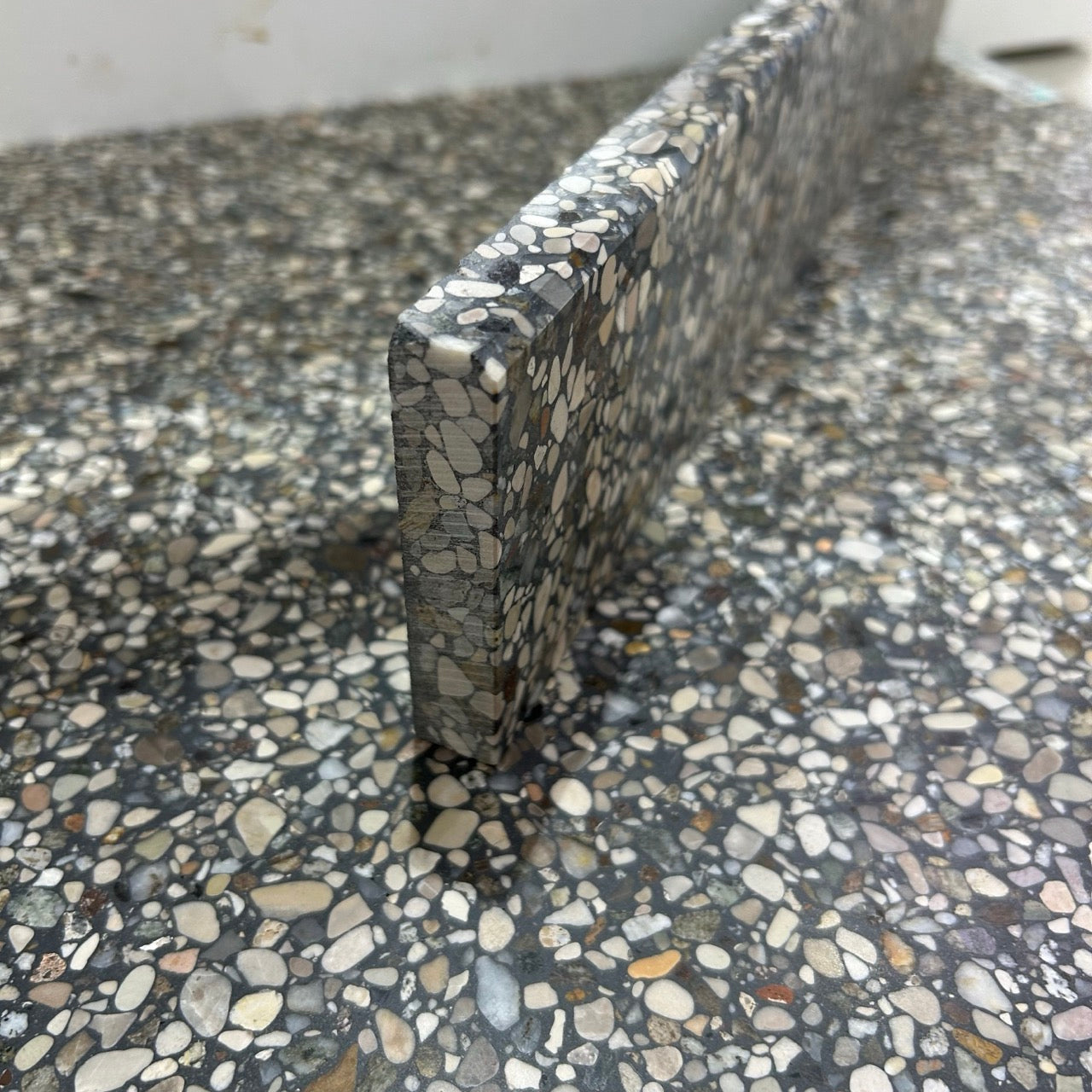 Terrazzo 9020 med gråligt og naturfarvet mix Sokkelkant