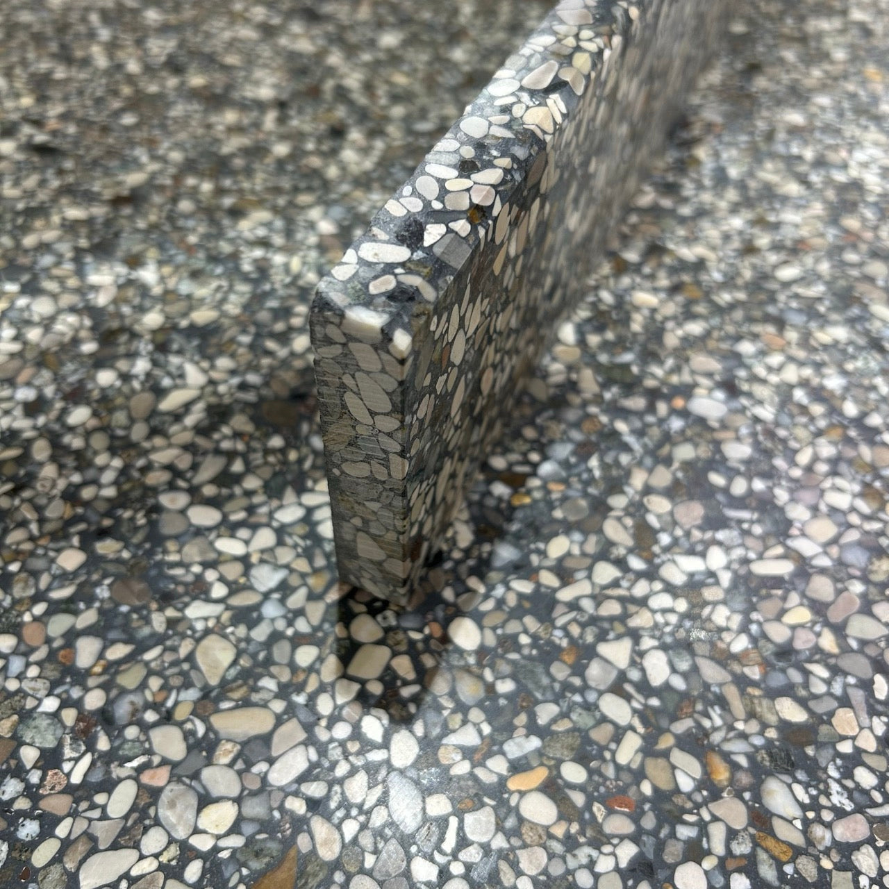 Terrazzo 9020 med gråligt og naturfarvet mix Sokkelkant