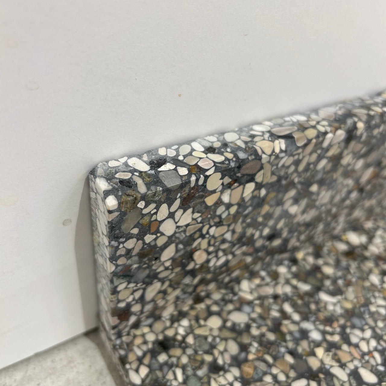 Terrazzo 9020 med gråligt og naturfarvet mix Sokkelkant