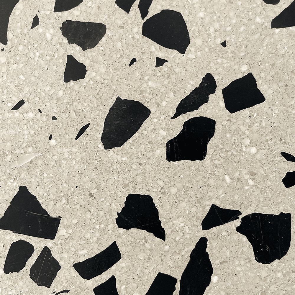 Terrazzo Raw 020 med sorte sten Sokkelkant