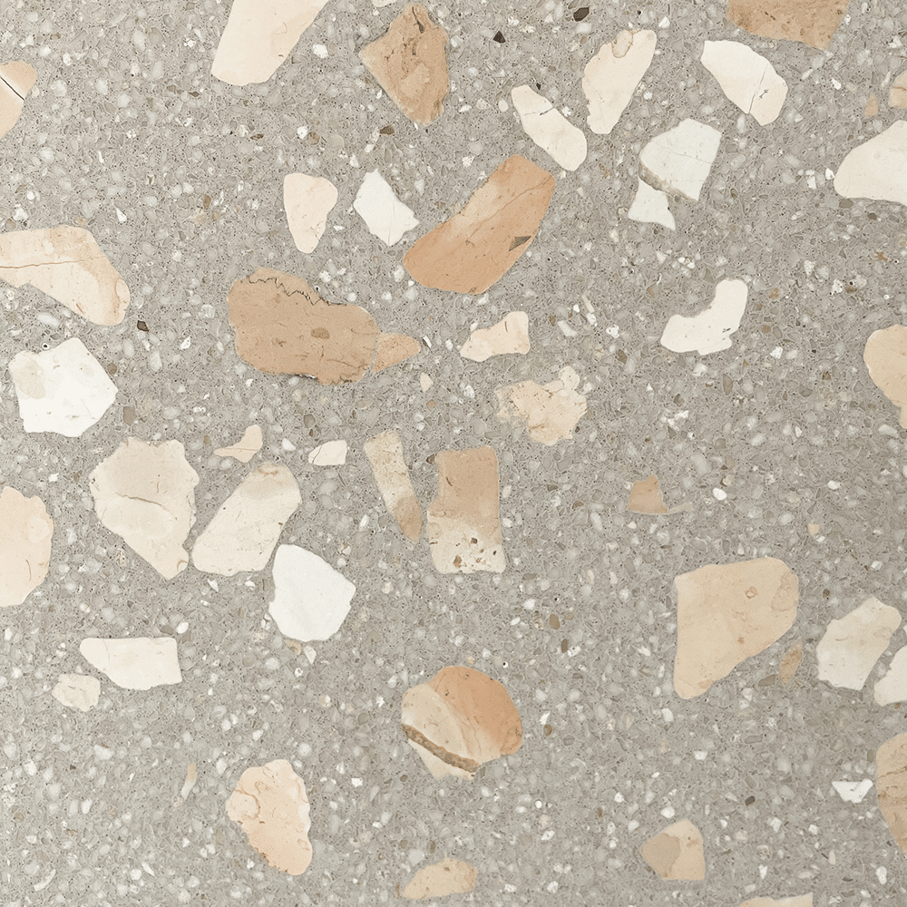 Terrazzo Raw 080 med lyse, varme sten Sokkelkant