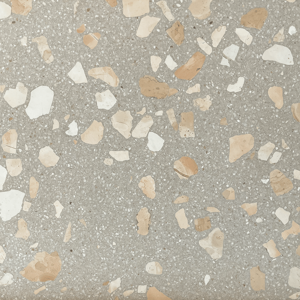 Terrazzo Raw 080 med lyse, varme sten Sokkelkant