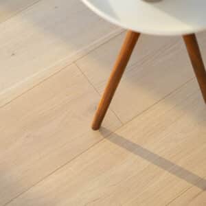 Eksklusiv Eg 26 cm Plankegulv prima natursortering, hvid mat lak